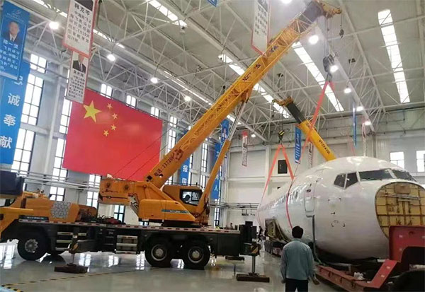 上柴動力9DF發(fā)動機與徐工25噸起重機完美搭檔吊起“大飛機”